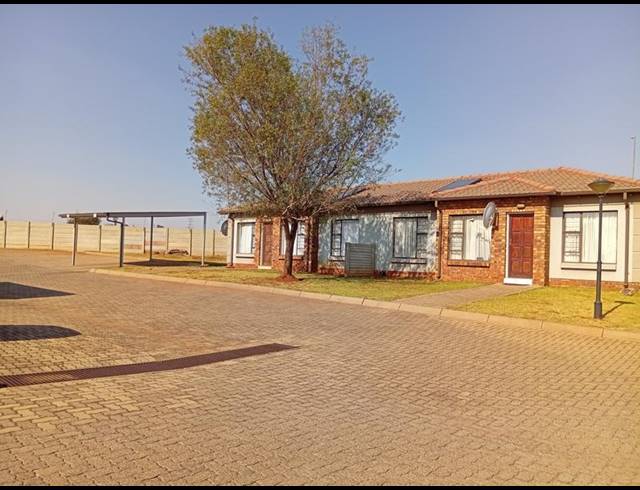 2 BEDROOM TOWNHOUSE FOR SALE IN DAWN PARK